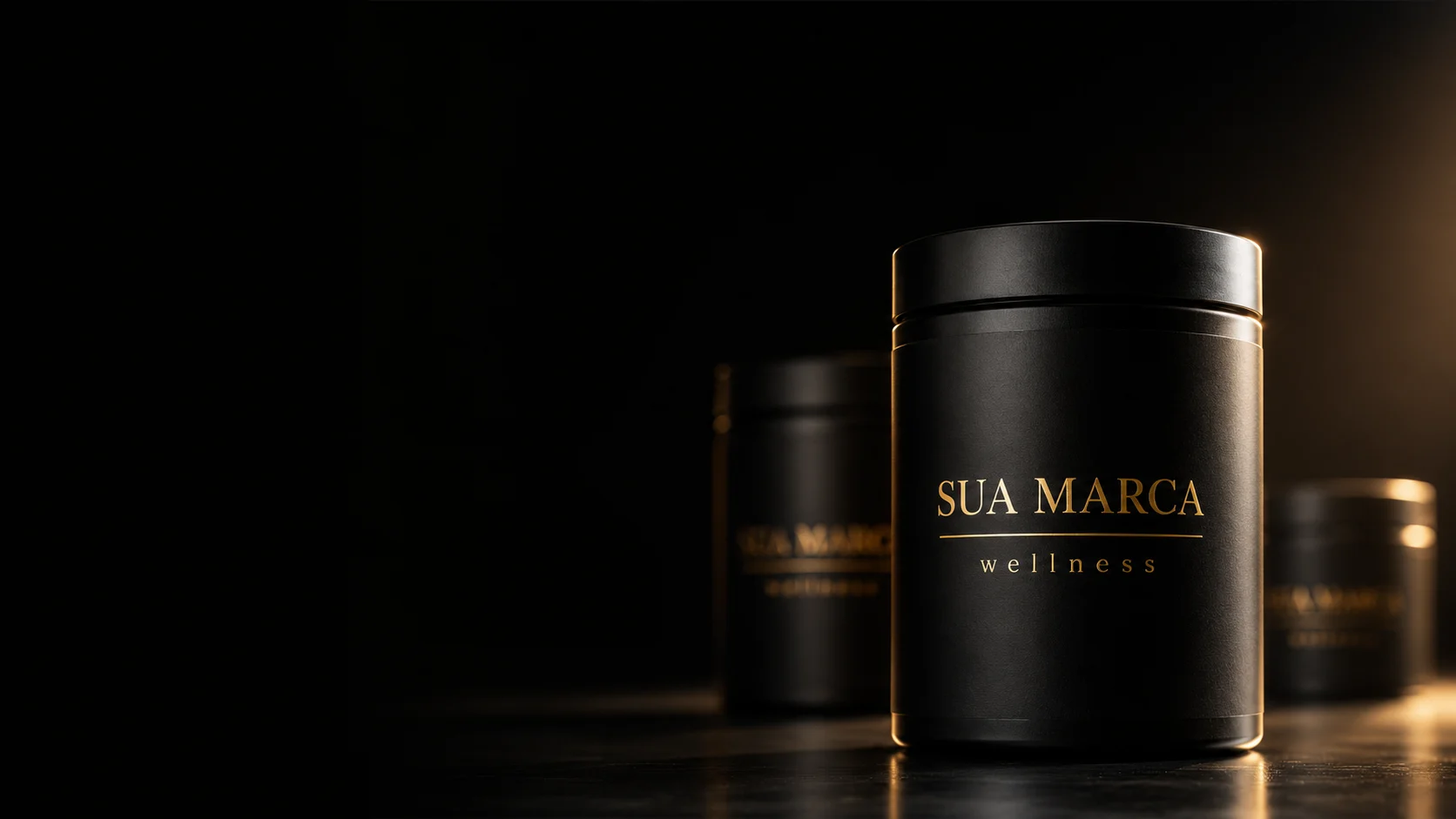 Frasco preto com rótulo dourado Sua Marca Wellness